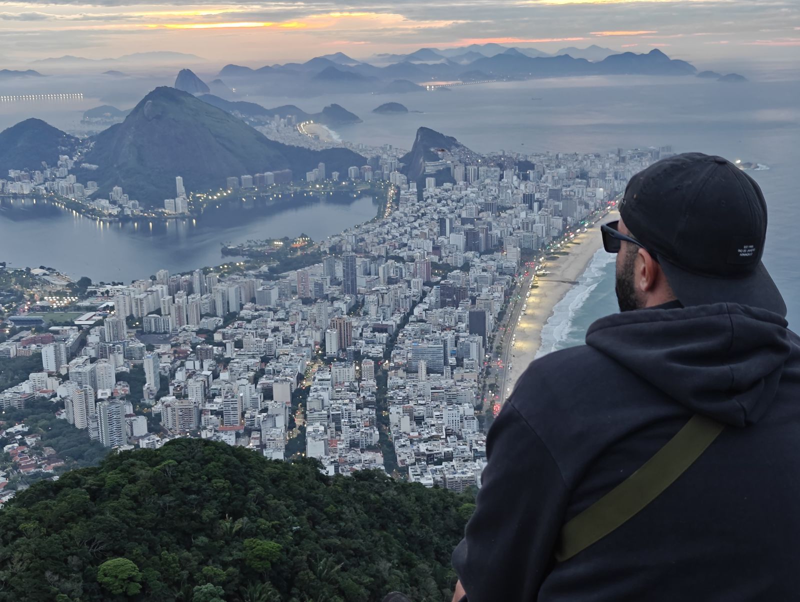 Passeio turístico na Rocinha com vista para a comunidade e montanhas